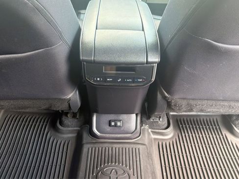 Used 2021 Toyota Highlander L FWD image 20