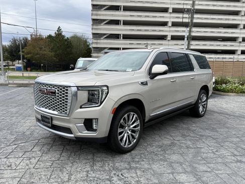 Used 2021 GMC Yukon XL Denali w/ Denali Premium Package image 3