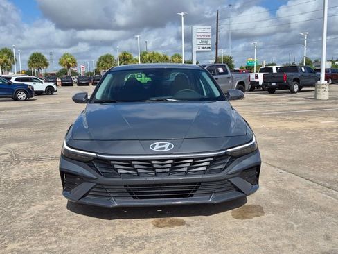 Used 2026 Hyundai Elantra SE FWD image 2