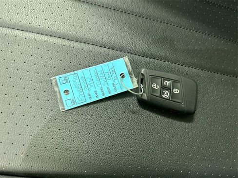 Used 2022 Volkswagen Tiguan SE image 12