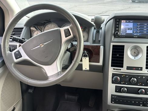 Used 2009 Chrysler Town & Country Touring FWD image 7