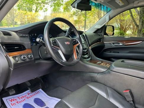 Used 2018 Cadillac Escalade Luxury AWD/4WD image 10