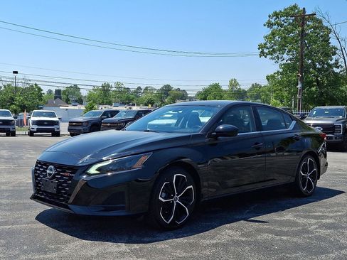 Used 2024 Nissan Altima 2.5 SR w/ SR Premium Package FWD image 3