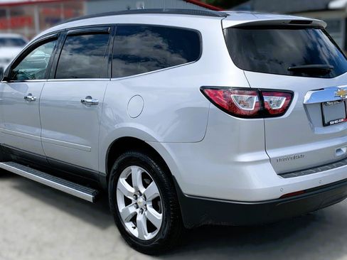 Used 2017 Chevrolet Traverse LT w/ Style and Technology Package FWD image 3