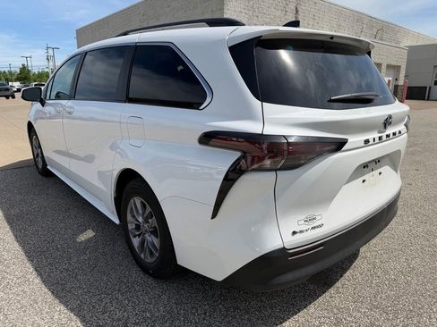 Used 2025 Toyota Sienna LE AWD/4WD image 3