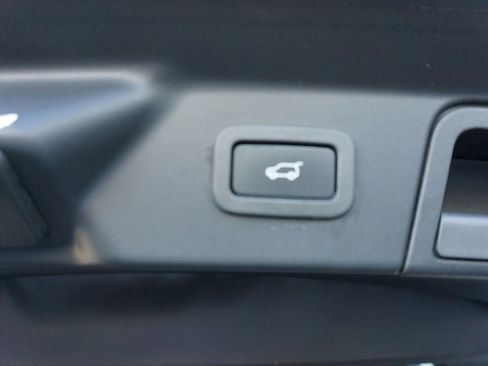 Used 2018 Land Rover Range Rover Velar S image 17