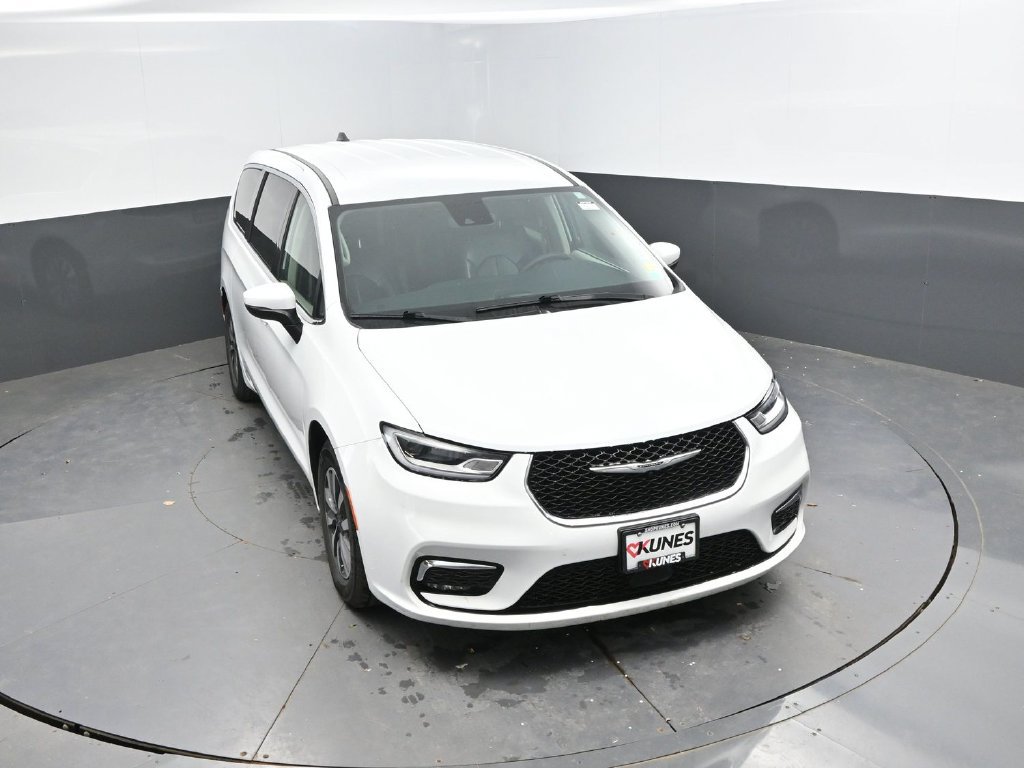 Used 2023 Chrysler Pacifica Touring-L FWD image 24