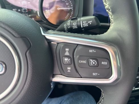 Used 2025 Jeep Wrangler Unlimited Sahara w/ Safety Group AWD/4WD image 19