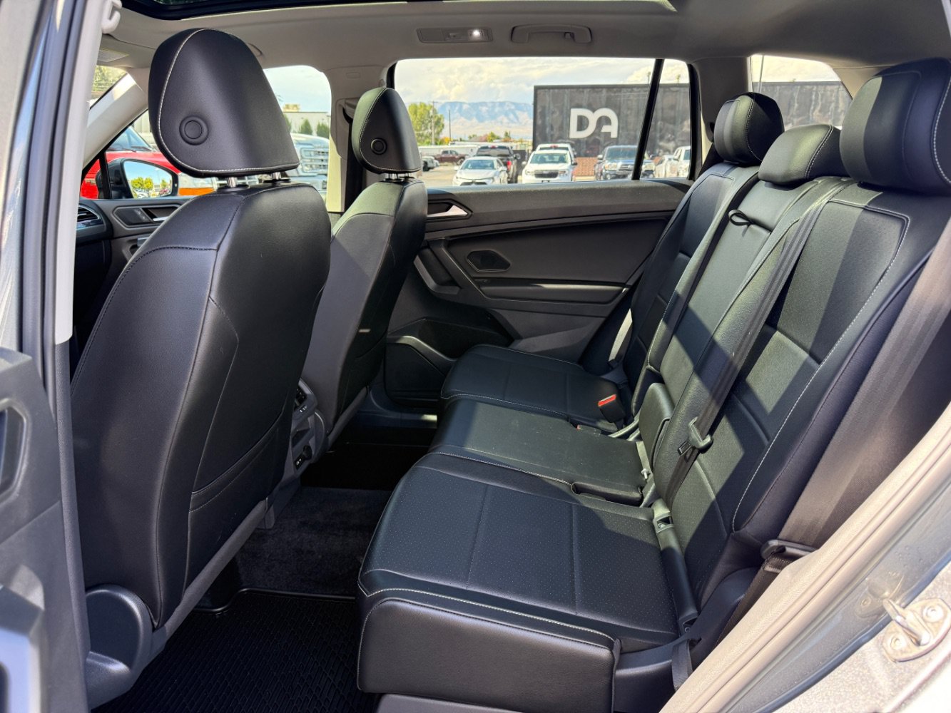 Used 2021 Volkswagen Tiguan SE w/ Panoramic Sunroof Package AWD/4WD image 9