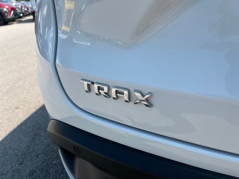 Used 2024 Chevrolet Trax LT w/ Driver Confidence Package FWD image 39
