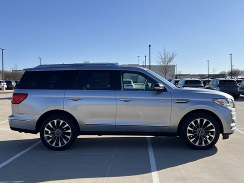 Used 2021 Lincoln Navigator Reserve image 9
