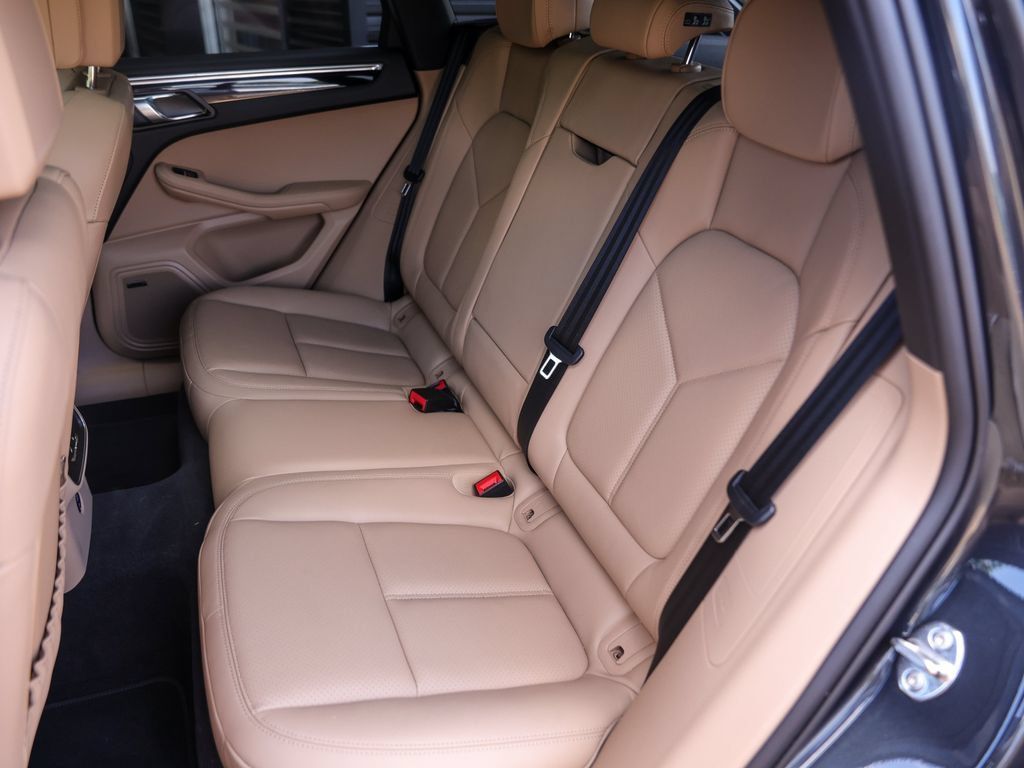 Certified 2026 Porsche Macan AWD/4WD image 31
