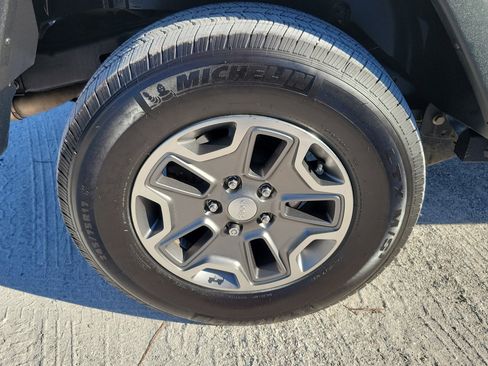 Used 2014 Jeep Wrangler Unlimited Rubicon w/ Connectivity Group image 5