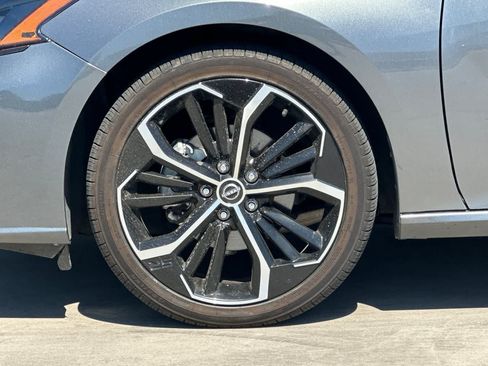 Used 2023 Nissan Altima 2.5 SR FWD image 12