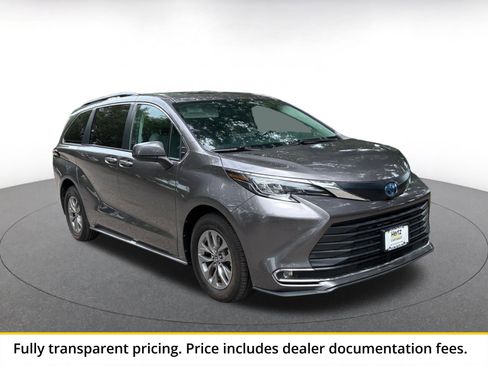 Used 2024 Toyota Sienna XLE FWD image 1