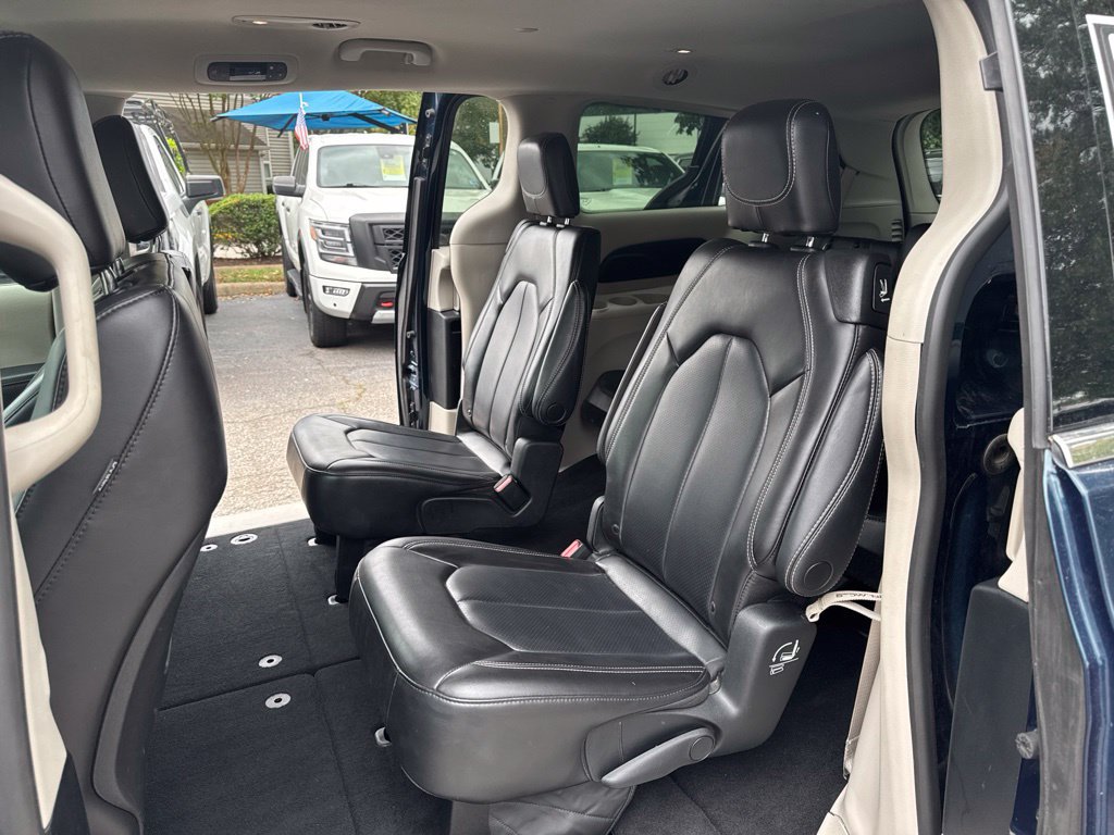Used 2023 Chrysler Pacifica Touring-L FWD image 12