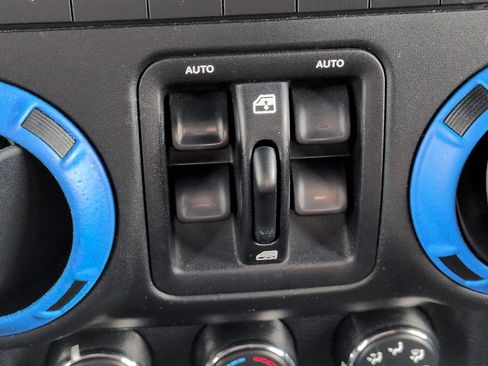 Used 2016 Jeep Wrangler Unlimited Sahara AWD/4WD image 18