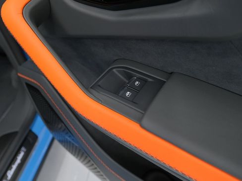 Used 2025 Lamborghini Urus SE AWD/4WD image 46