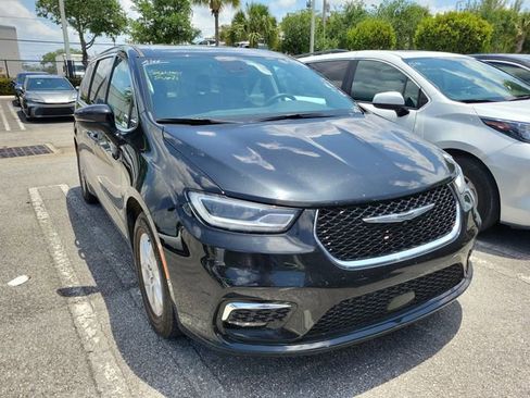 Used 2023 Chrysler Pacifica Touring-L FWD image 2