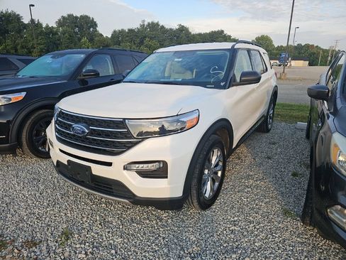 Used 2023 Ford Explorer XLT w/ Equipment Group 202A AWD/4WD image 4