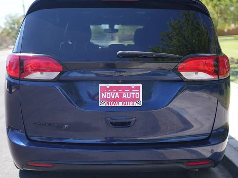 Used 2018 Chrysler Pacifica Touring Plus w/ S Appearance Package FWD image 11