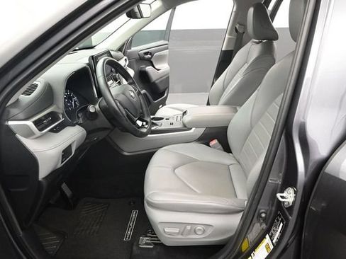 Used 2021 Toyota Highlander XLE FWD image 11