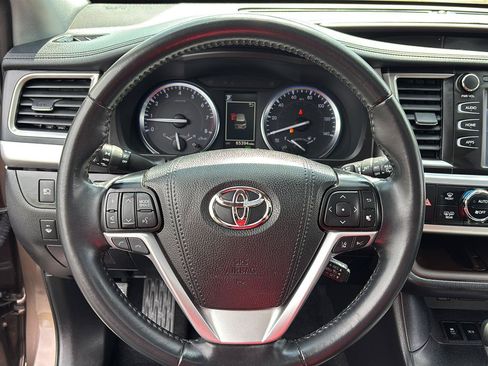 Used 2019 Toyota Highlander XLE AWD/4WD image 24