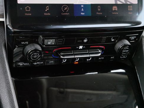 Used 2023 Jeep Grand Cherokee L Limited w/ Black Appearance Package image 23