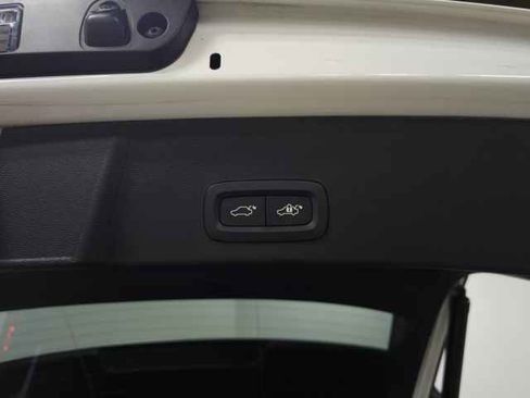 Used 2025 Volvo XC40 B5 Core image 9