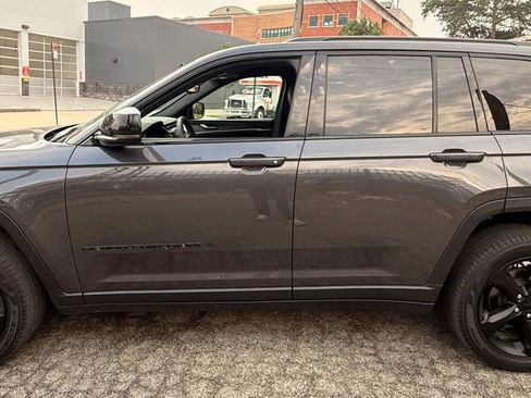 Used 2024 Jeep Grand Cherokee Limited w/ Black Appearance Package AWD/4WD image 8