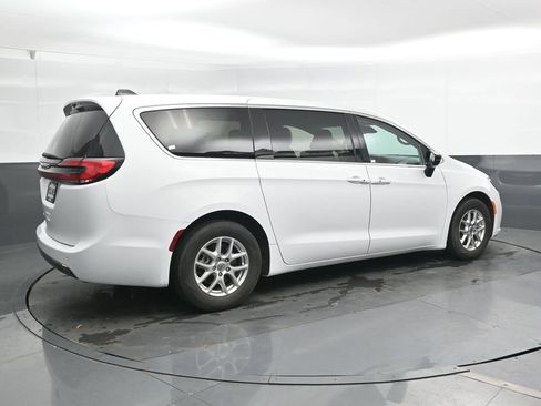 Used 2024 Chrysler Pacifica Touring-L FWD image 3