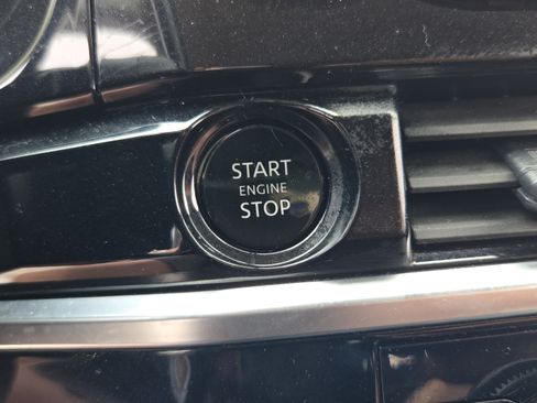 Used 2025 Nissan Pathfinder SV FWD image 31