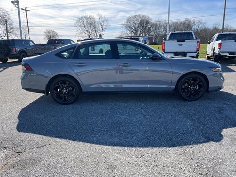 Used 2025 Honda Accord SE image 4