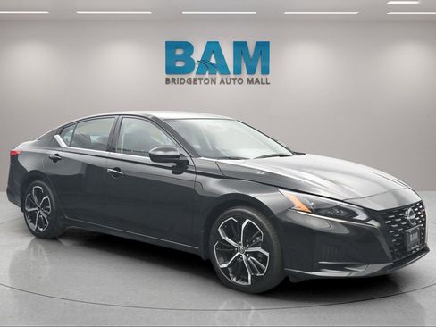 Used 2023 Nissan Altima 2.5 SR FWD image 1