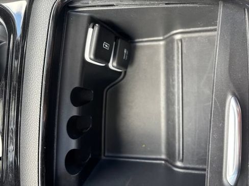 Used 2025 Chrysler Pacifica Limited FWD image 23