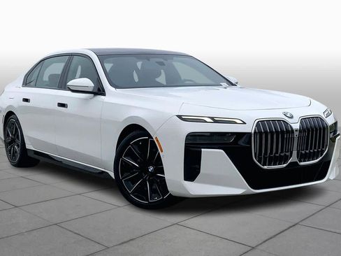 Used 2024 BMW 740i image 2