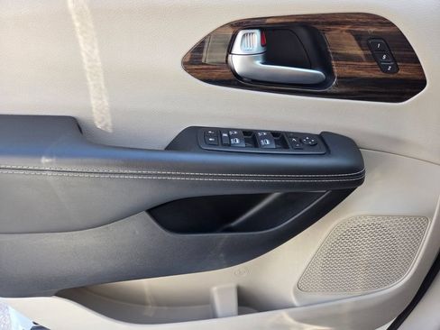 Used 2024 Chrysler Pacifica Limited FWD image 35