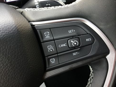 New 2025 Jeep Grand Cherokee Altitude image 14