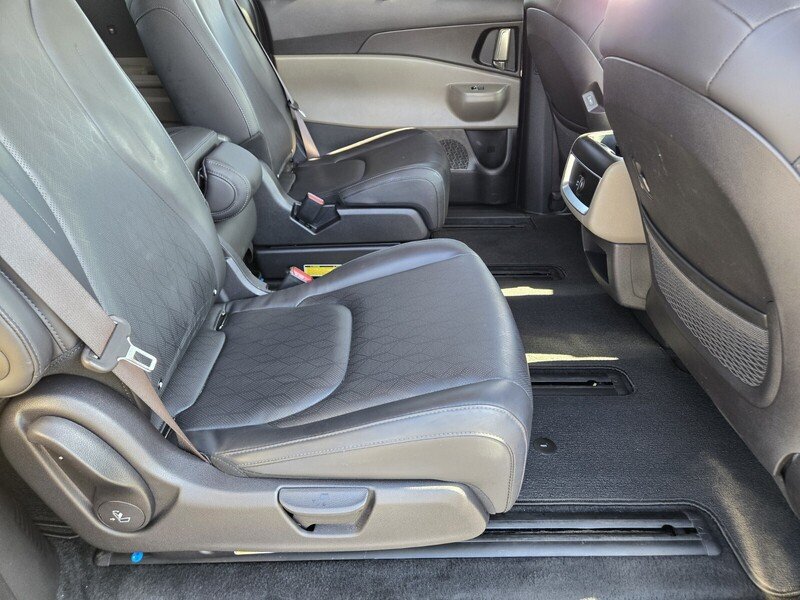 Certified 2025 Kia Carnival EX FWD image 16