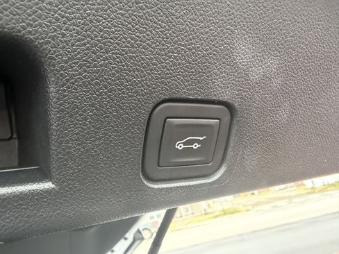 Used 2025 GMC Acadia Elevation image 11