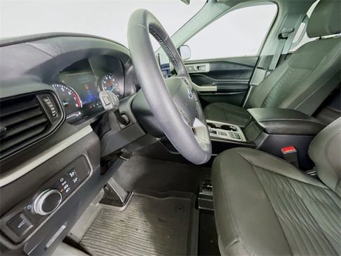 Used 2021 Ford Explorer XLT image 23