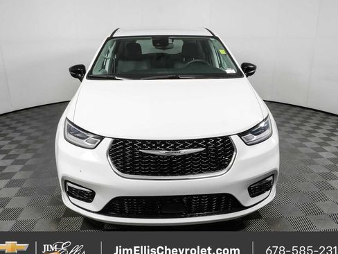 Used 2024 Chrysler Pacifica Touring-L FWD image 24
