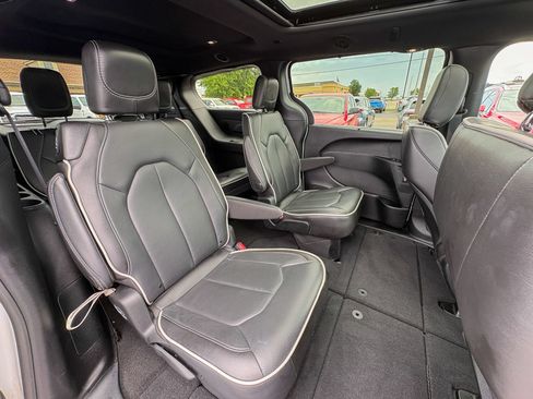 Used 2026 Chrysler Pacifica Limited FWD image 30