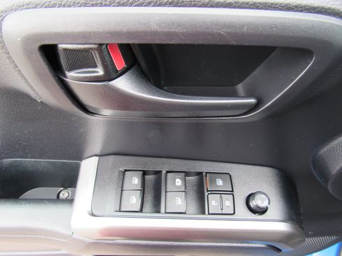 Used 2020 Toyota Tacoma SR5 w/ Blackout Package AWD/4WD image 13