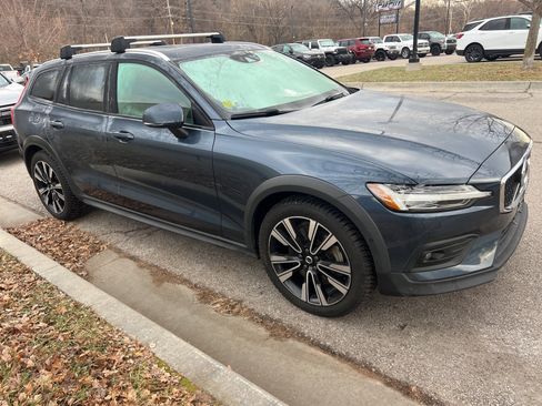 Used 2022 Volvo V60 T5 Cross Country w/ Climate Package image 3