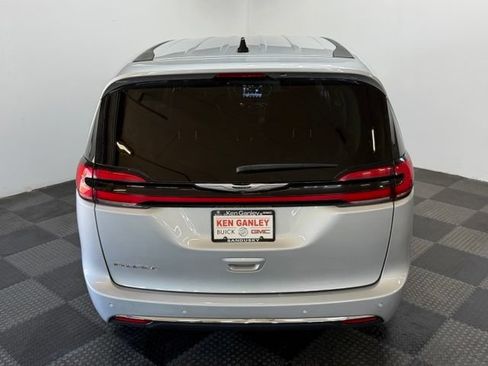 Used 2024 Chrysler Pacifica Touring-L FWD image 9
