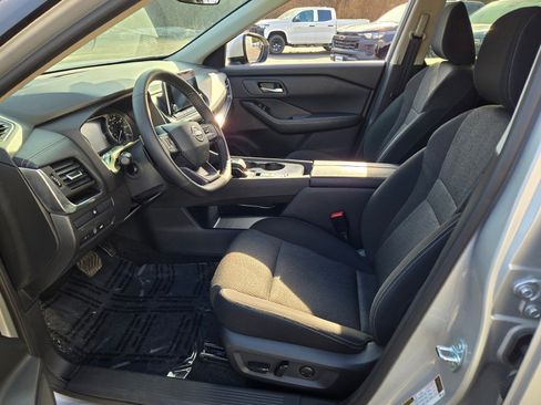 Used 2025 Nissan Rogue SV image 21