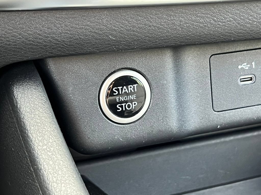 Used 2023 Nissan Rogue SV AWD/4WD image 25