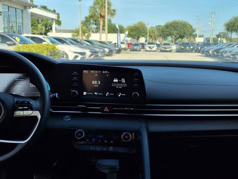 Used 2025 Hyundai Elantra Blue image 34