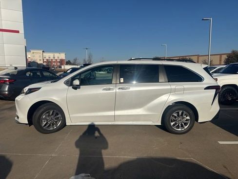 Used 2026 Toyota Sienna XLE image 6